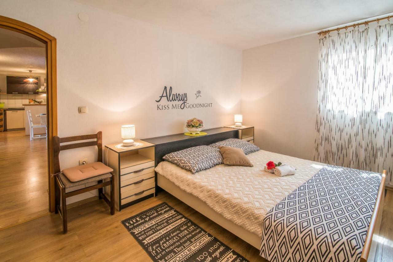 Apartmani Marija Malinska Exteriör bild